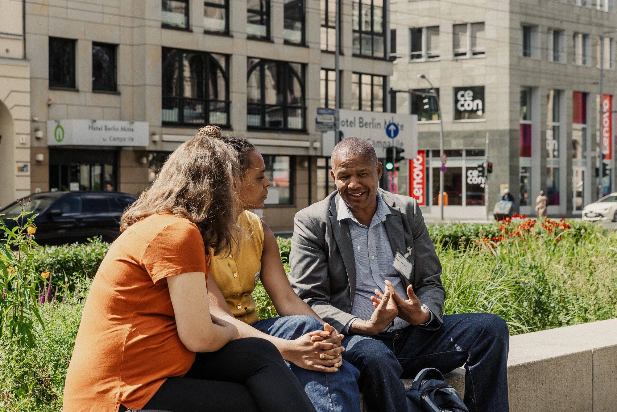 people talking in front of MfN