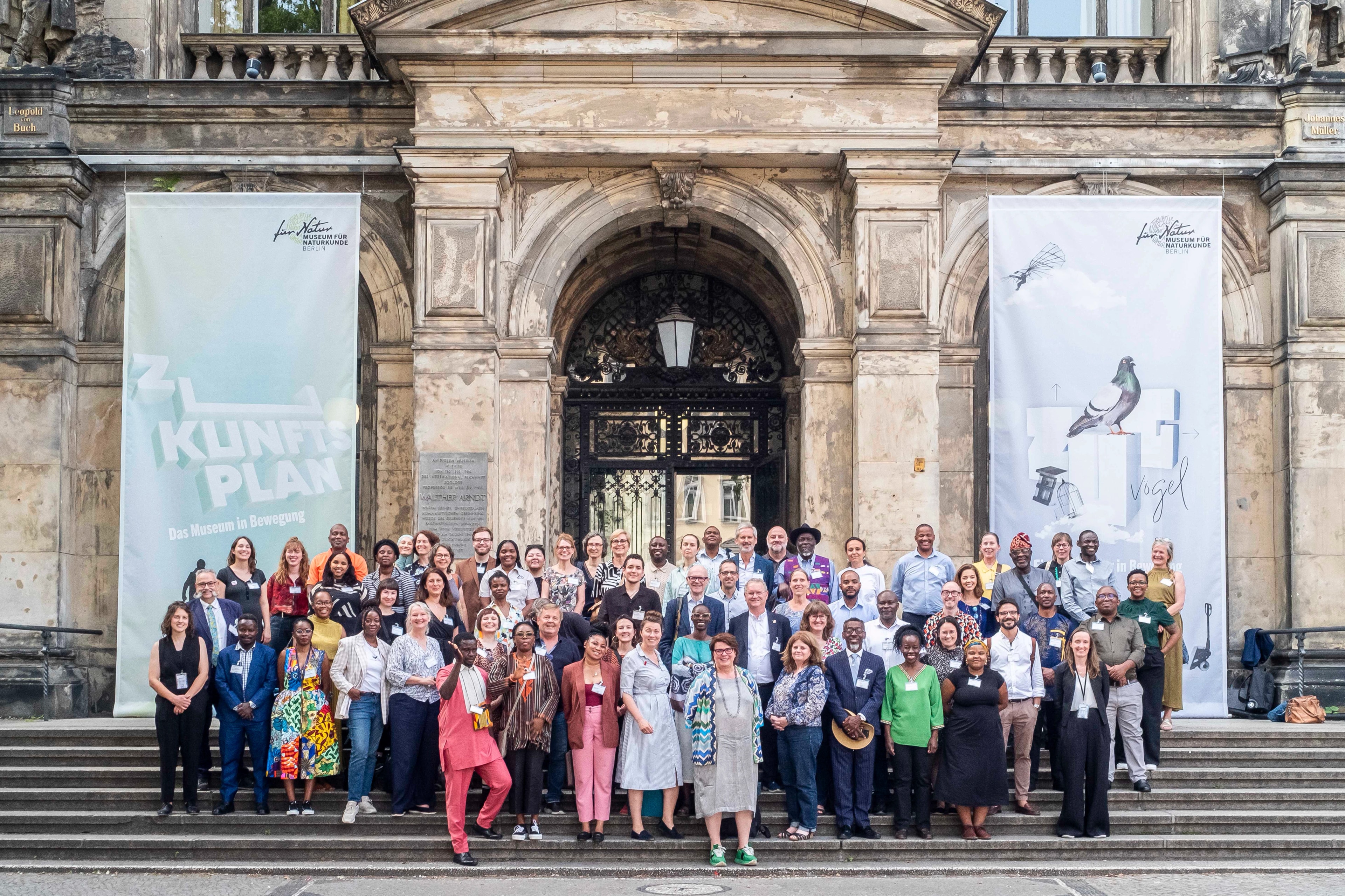 TheMuseumsLab | Mathias Voelzke Group photo in front of museum für naturkunde berlin