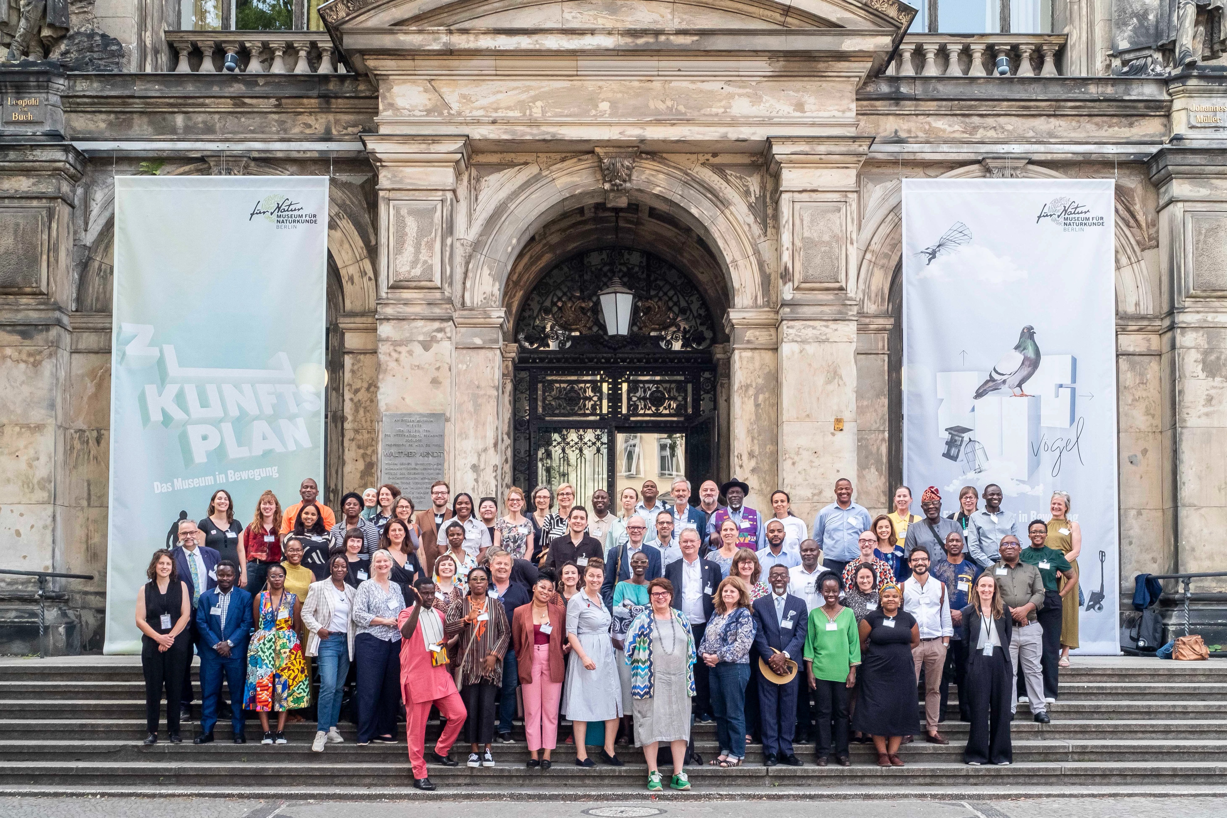 Group photo in front of museum für naturkunde berlin